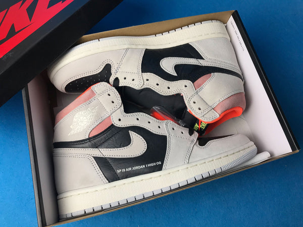 AJ1 RETRO HIGH NEUTRAL GREY HYPER CRIMSON