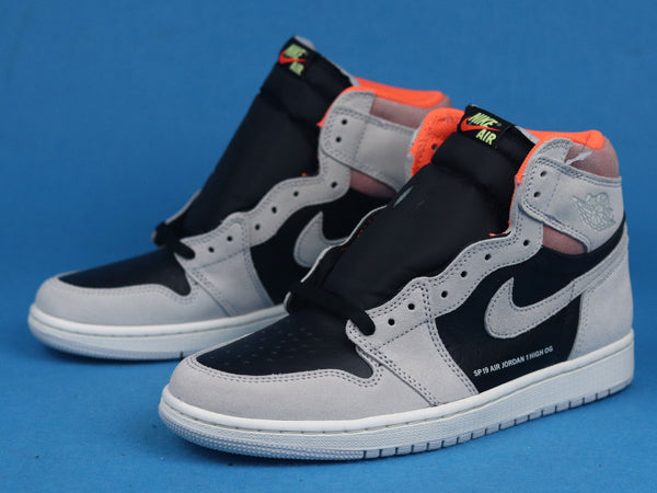 AJ1 RETRO HIGH NEUTRAL GREY HYPER CRIMSON