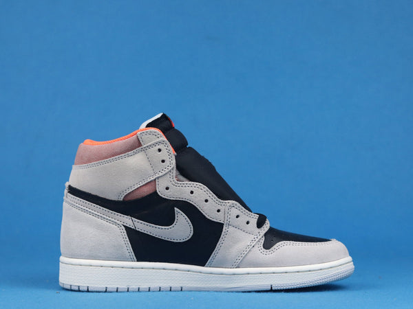 AJ1 RETRO HIGH NEUTRAL GREY HYPER CRIMSON