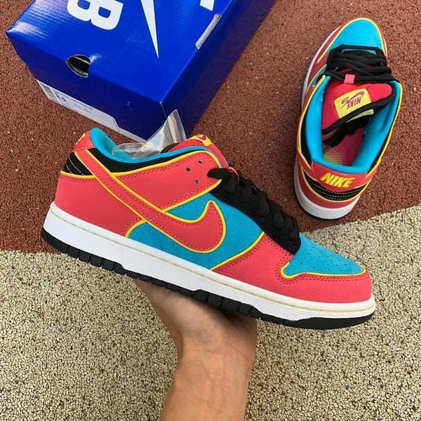 NIKE DUNK SB LOW MS. PACMAN